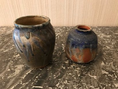 null Deux vases en grés à décor de coulures 10cm – 13cm