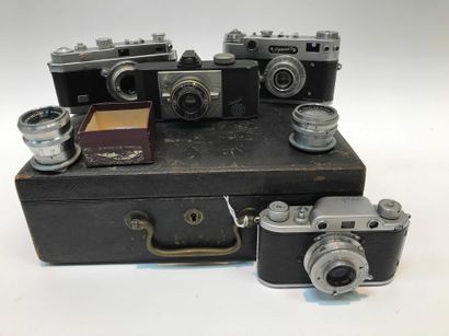 null 41 P1/16 Ensemble de quatre appareils photographiques divers et accessoires....