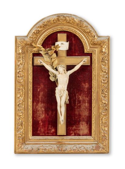 null 65 Christ en ivoire dans un encadrement en bois doré. Fin XIXème siècle 49 x...
