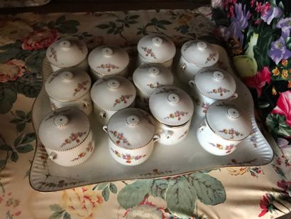 null Service à crème en porcelaine à décor de fleurs comprenant douze pots couverts...