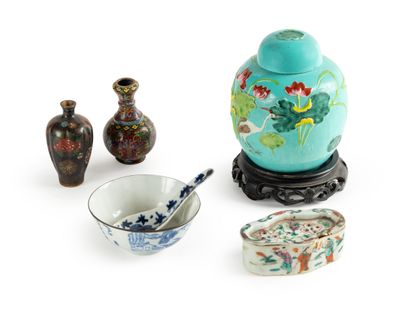 null 15 Petit lot d’Extrême-Orient comprenant : Pot couvert en porcelaine à décor...