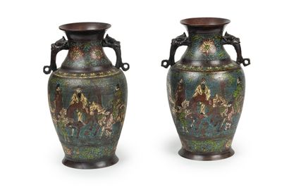 null 1 Paire de vase en cloisonné Chine Fin XIXème siècle Haut : 36cm Petit manq...