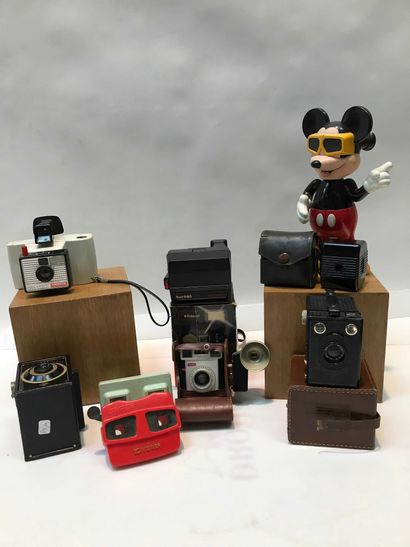null 34 P1/9 Ensemble d appareils photographiques et accessoires divers : Mickey...