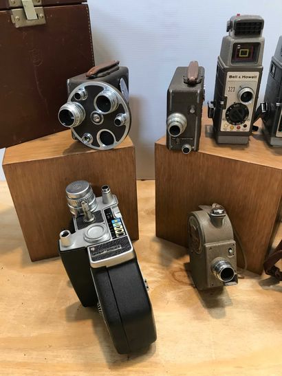 null 11 P1/10 Ensemble de six caméras Bell & Howell dont certaines avec documents...