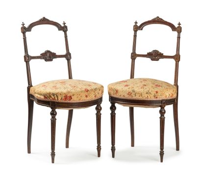 null 30 Paire de chaises en bois naturel, montants cannelés. Style Louis XVI