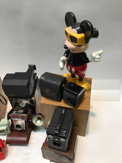 null 34 P1/9 Ensemble d appareils photographiques et accessoires divers : Mickey...