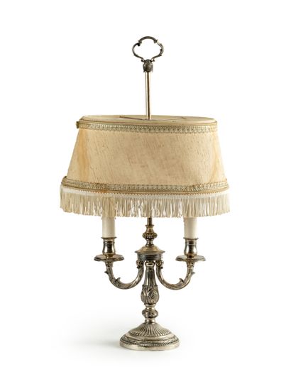 null 14 Lampe bouillote en métal argenté à deux bras de lumière. Style Louis XVI...