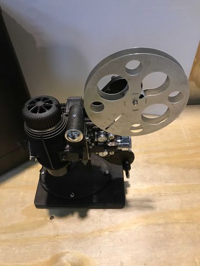 null 25 P1/42 Ensemble de cinq projecteurs : Bell & Howell Filmo Master dans caisse,...
