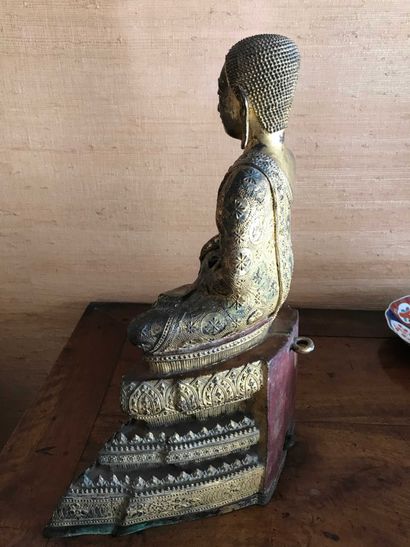 null 
Bouddha en position du lotus en bronze doré.

Epoque Ratanakosin, fin XIXe


Haut...