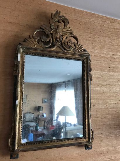 null Miroir en bois doré à décor d’oiseau et flèche. Epoque Louis XVI

85x50cm