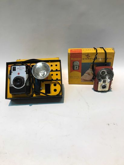 null 33 P1/17 Ensemble de trois appareils photographiques Kodak et accessoires divers...