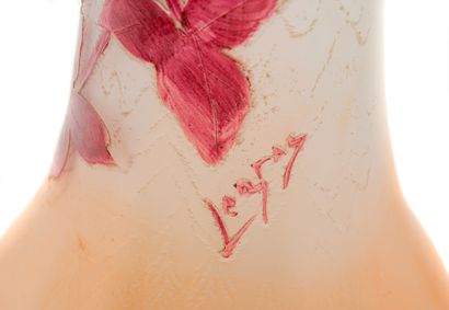 null 33 Vase en verre multicouche dégagé à l’acide à décor de pampre et dessins....