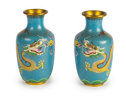 null 11 Paire de vase balustre cloisonnés à décor de dragons sur fond bleu. Chine...