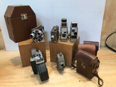 null 11 P1/10 Ensemble de six caméras Bell & Howell dont certaines avec documents...