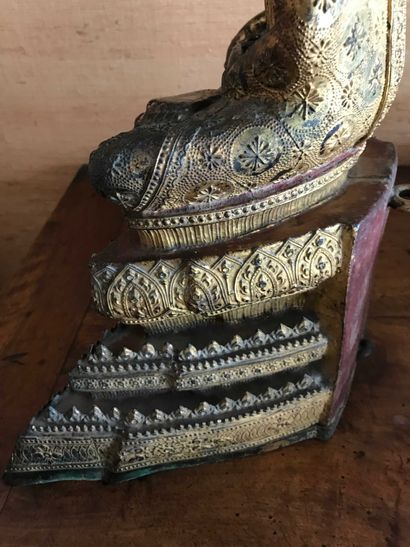 null 
Bouddha en position du lotus en bronze doré.

Epoque Ratanakosin, fin XIXe


Haut...