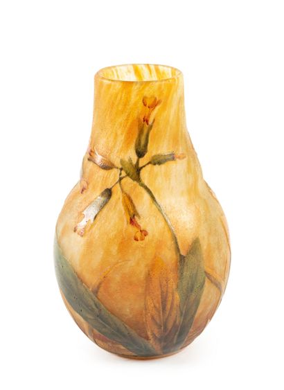 null 34 Vase en verre mutlicouche dégagé à l’acide à décor de primevères coucous....