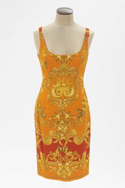null VERSACE : robe sans manche en viscose orange à décor de motifs baroques en hommage...