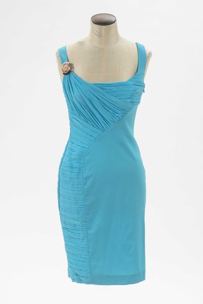 null VERSACE : robe sans manche en soie et polyester turquoise, avec effet de drapé...