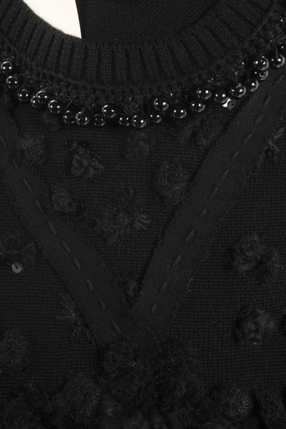null CHANEL : robe pull en laine noire à décor de broderies rapportées, paillettes...
