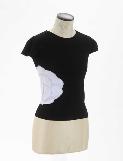 null CHANEL : tee-shirt en viscose et polyester noir à décor d'un camélia blanc sur...