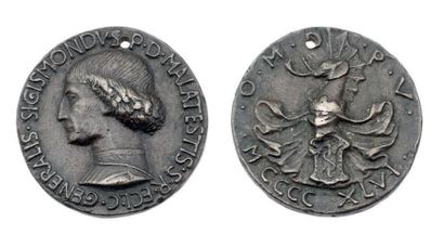Matéo de Pasti (1441-1467) Malatesta. Son buste cuirassé à gauche. R/Casque et armoirie....
