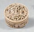 CHINE Boîte ronde, en ivoire sculpté à décor de personnages dans une perspective...