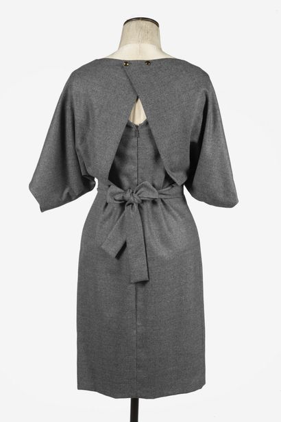 null GUCCI : robe sans manches en laine grise, avec cape intégrée qui se noue dans...