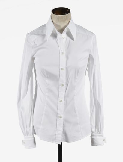 null ESCADA : chemise en coton blanc, manches longues, boutonnage simple sur le devant....