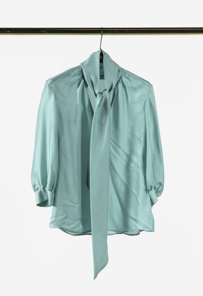 null VERSACE : blouse en soie bleu lagon, manches 3/4, col lavallière. 

T. 38