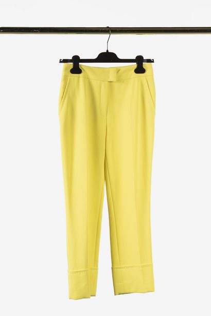 null ESCADA : pantalon court en coton jaune soleil, fermeture par un zip sur devant,...