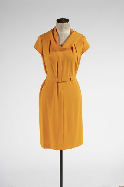 null ESCADA : robe en polyester orange, décolleté V, agrémenté d'une écharpe, petites...