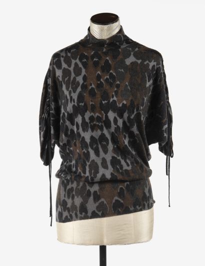 null ROBERTO CAVALLI : pull en soie et cachemire à motifs léopard sur fond gris,...