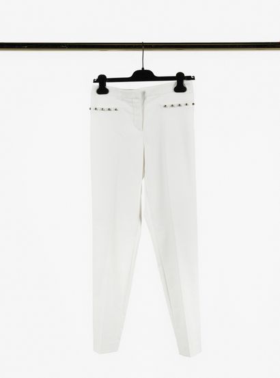null VERSACE: pantalon en viscose et coton blanc, poches à décor de clous en métal...