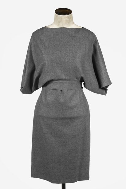 null GUCCI : robe sans manches en laine grise, avec cape intégrée qui se noue dans...