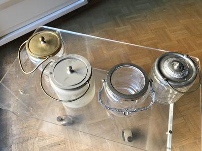null Trois pots à biscuits couverts en verre monture métal et étain (acc et manque...