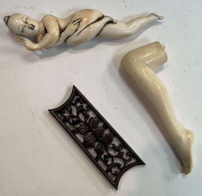 null Deux petits ivoires sculptés, jambe (longueur : 12 cm) et femme médecin. Vers...