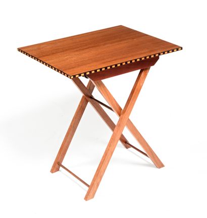 null Table pliante en bois de placage et marqueterie de filets à deux tons. Style...