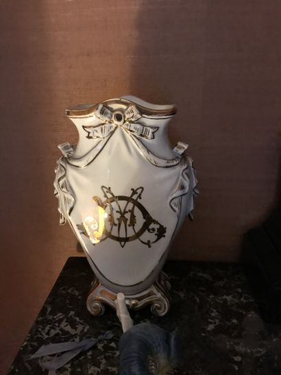 null Vase en porcelaine de Paris blanche et or Monogrammé (éclat)