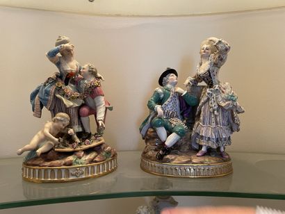null Paire de sujets en porcelaine de Meissen décor de couples (acc)