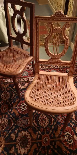 null Quatre chaises cannées à dossier lyre ; Style Louis XVI