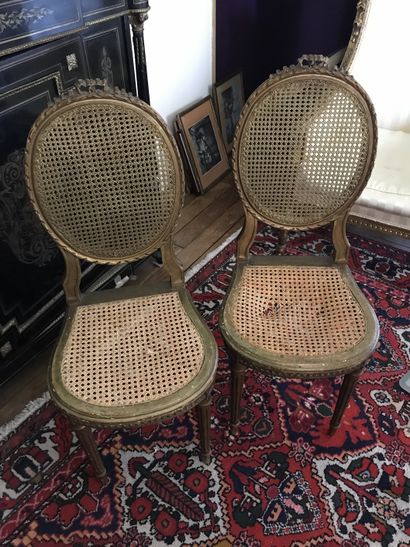 null Paire de chaises à dossier médaillon cannée en bois doré à décor de jonc rubané...