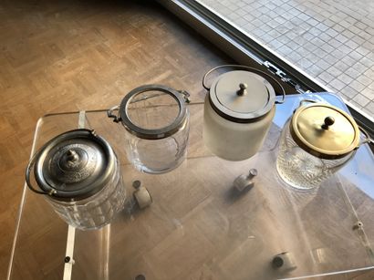 null Trois pots à biscuits couverts en verre monture métal et étain (acc et manque...