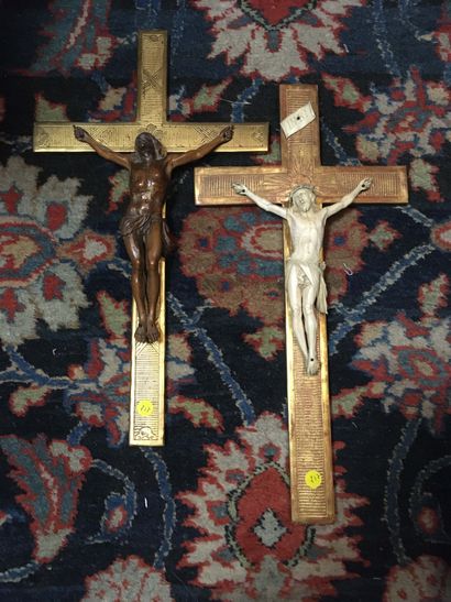 null Christ en ivoire du XIXème siècle, et un christ en bois.