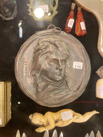 null D’après David Bas-relief circulaire en métal patiné à décor du général Bonaparte...