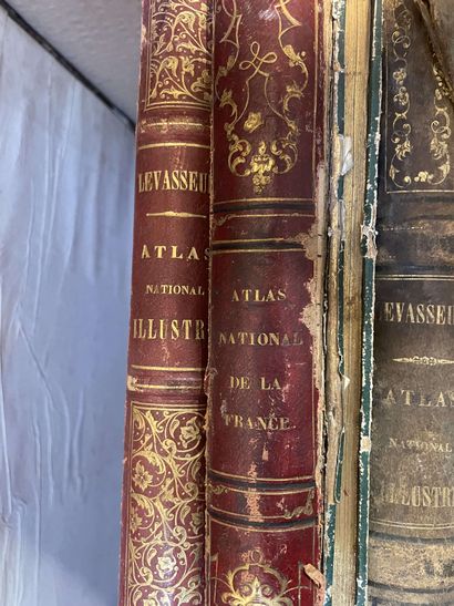 null Trois atlas anciens illustrés de la France contenant des gravures anciennes...