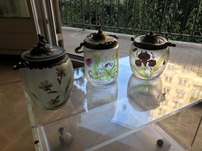 null Trois pots à biscuits couverts en verre à décor émaillé et monture métal et...