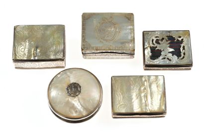 null 39 Set of five rectangular and round mother-of-pearl boxes mounted in silver...