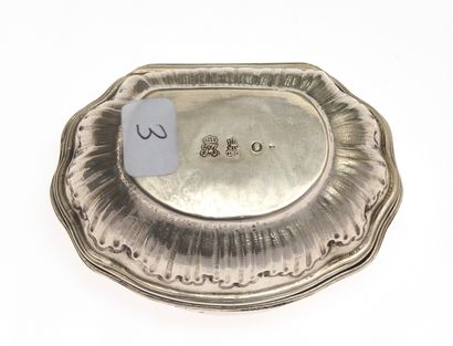 null 6 Silver box of shell shape decorated in repoussé with wave motifs and a billiard...