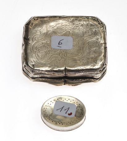 null 7 Silver set comprising : - a rectangular box with contours with engraved decoration...