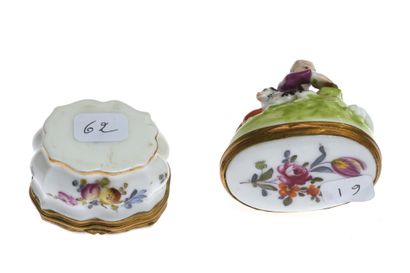 null 16 Two small polychrome porcelain boxes and a snuffbox in the Meissen taste,...